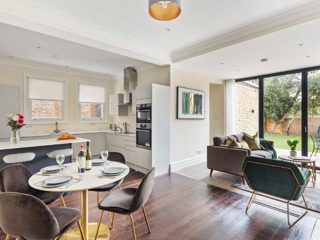 Burlington Avenue, Kew TW9, 2 bed flat to rent, £6,900 pcm | PrimeLocation