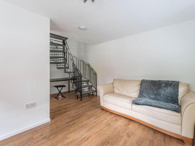 Burlington Close, Beckton, London, E6 1 bed house to rent £1,550 pcm £358 pw