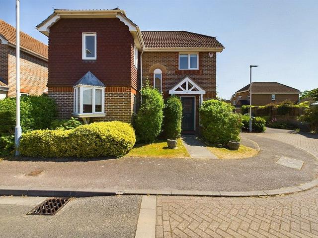 Burlington Close, Pinner HA5, 3 bed detached house to rent, £2,500 pcm | PrimeLocation