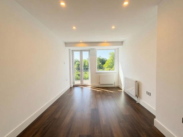Burlington House, Waltham Cross EN8, 1 bed flat to rent, £1,350 pcm | PrimeLocation