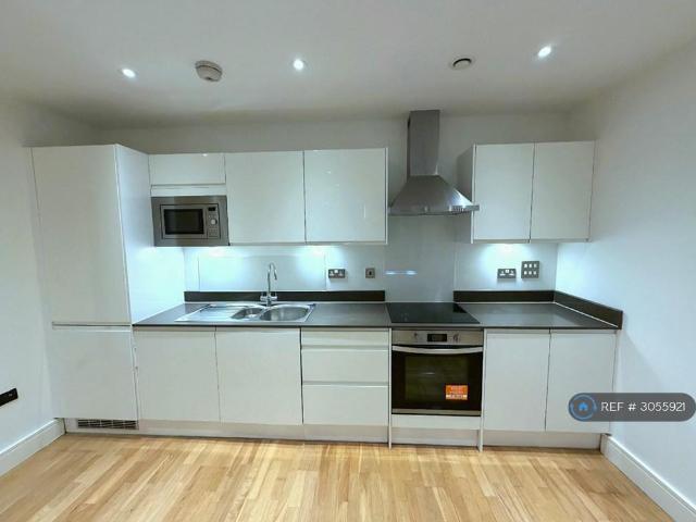 Burlington House, Waltham Cross, EN8 2 bed flat to rent £1,800 pcm £415 pw