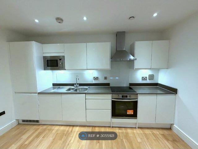 Burlington House, Waltham Cross EN8, 2 bed flat to rent, £1,800 pcm | PrimeLocation