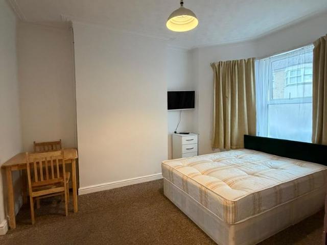 Burnaby Road, Southend on Sea SS1 Studio to rent £850 pcm £196 pw