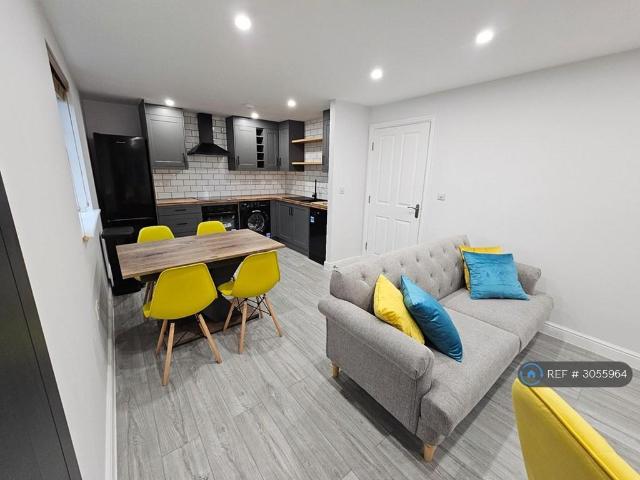 Burnage Lane, Manchester, M19 2 bed flat to rent £1,300 pcm £300 pw