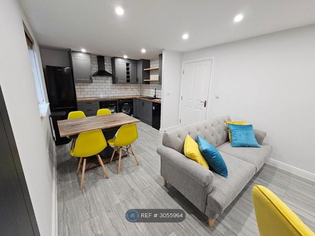 Burnage Lane, Manchester M19, 2 bed flat to rent, £1,300 pcm | PrimeLocation