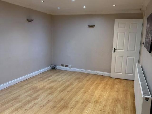 Burness Close, Uxbridge UB8, 1 bed flat to rent, £1,500 pcm | PrimeLocation