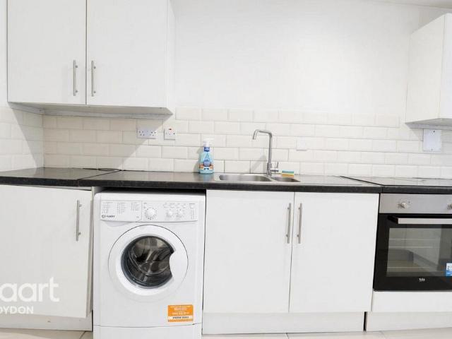 Burnham Gardens, CROYDON 2 bed flat to rent £1,550 pcm £358 pw