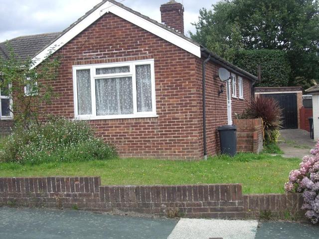 Burnham Road, Knaphill GU21 3 bed detached bungalow to rent £1,900 pcm £438 pw