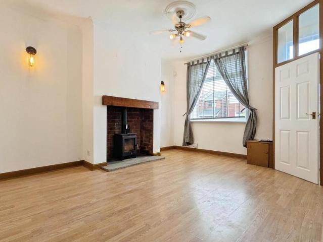 Burnley Lane, Chadderton, OL9 2 bed terraced house to rent £900 pcm £208 pw