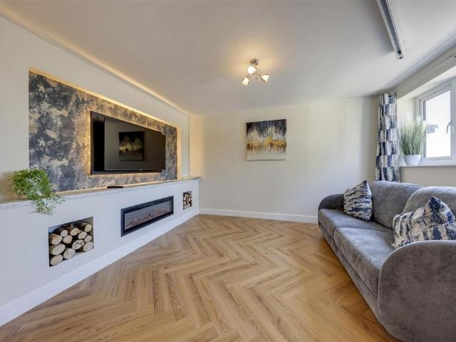Burnley Road, Loveclough, Rossendale. 2 bed detached bungalow to rent £1,500 pcm £346 pw