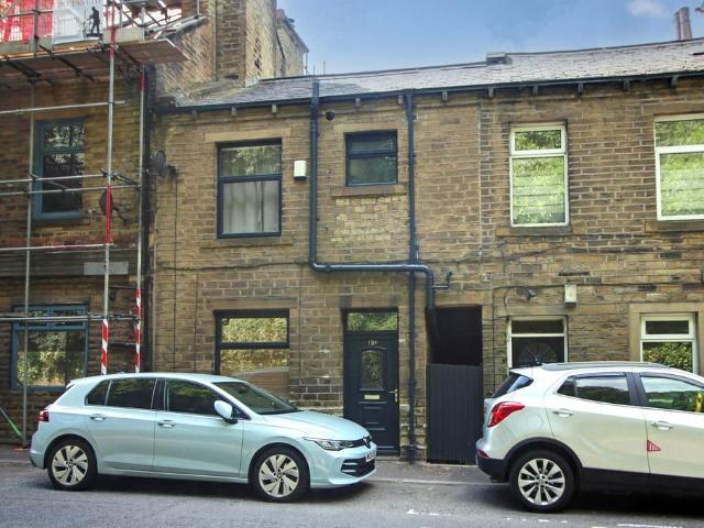 Burnley Road, Luddendenfoot, Halifax. 2 bed terraced house to rent £950 pcm £219 pw