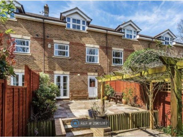 Burns Close, Carshalton Beeches SM5, 4 bed shared accommodation to rent, £2,950 pcm | PrimeLocation