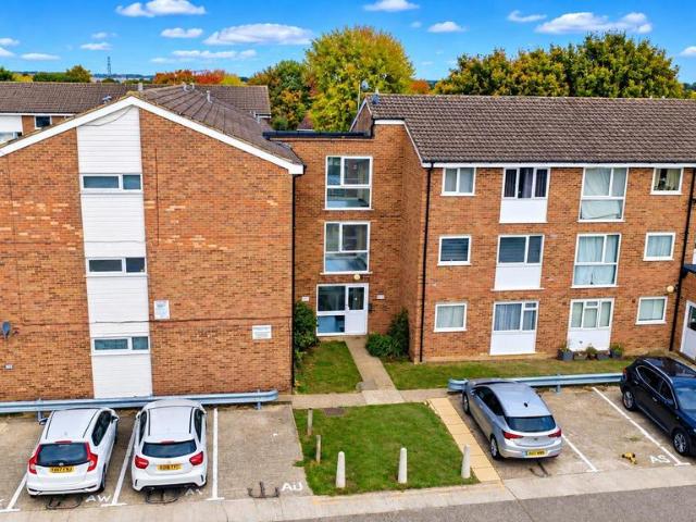 Burns Drive, Hemel Hempstead HP2 2 bed flat to rent £1,400 pcm £323 pw