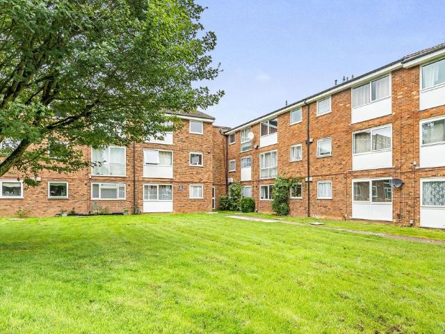 Burns Drive, Hemel Hempstead, HP2. 2 bed flat to rent £1,425 pcm £329 pw