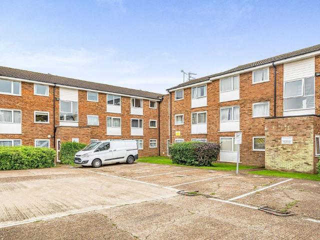 Burns Drive, Hemel Hempstead, HP2. 2 bed flat to rent £1,425 pcm £329 pw