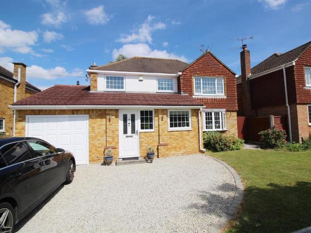 Burns Road, Crawley, West Sussex. 3 bed house to rent £2,600 pcm £600 pw