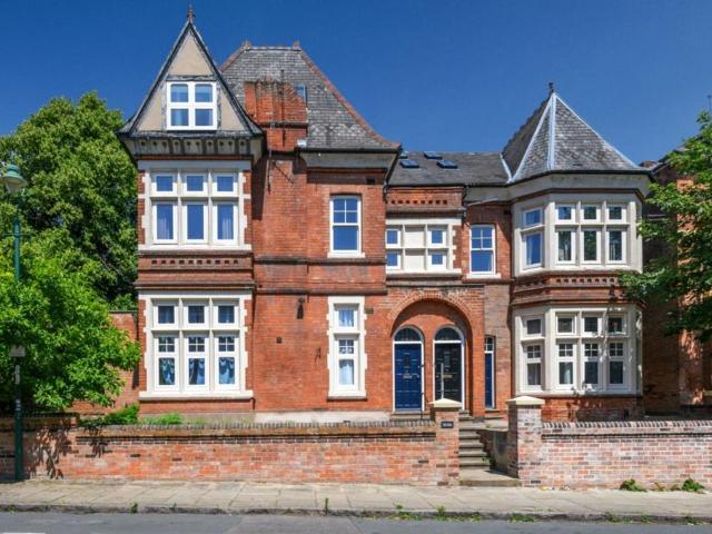 Burns Street, Arboretum, Nottingham, NG7 6 bed flat to rent £3,250 pcm £750 pw