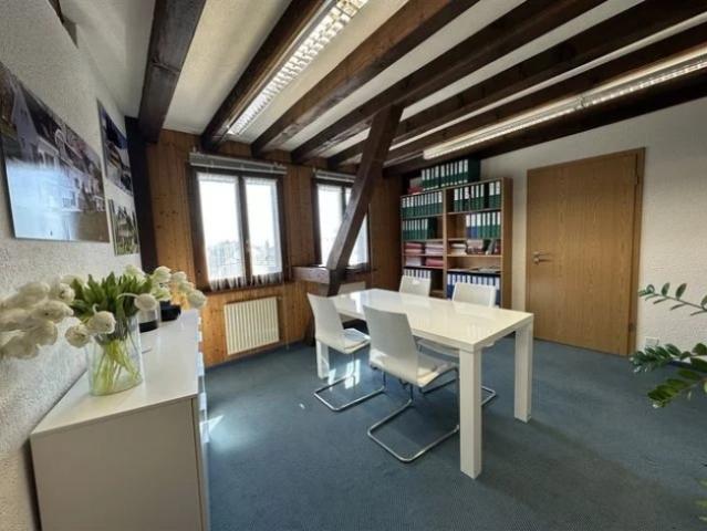 Büro im ersten Stock, idealerweise zum Einrichten eines Büros
