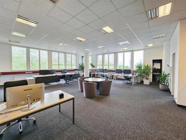 Büro/Kunsthandwerk im ersten Stock, 234 m² zum Verkauf mit 6 Innenparkplätzen