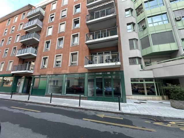 Arkade von etwa 286 m² im Erdgeschoss mit großem Fenster