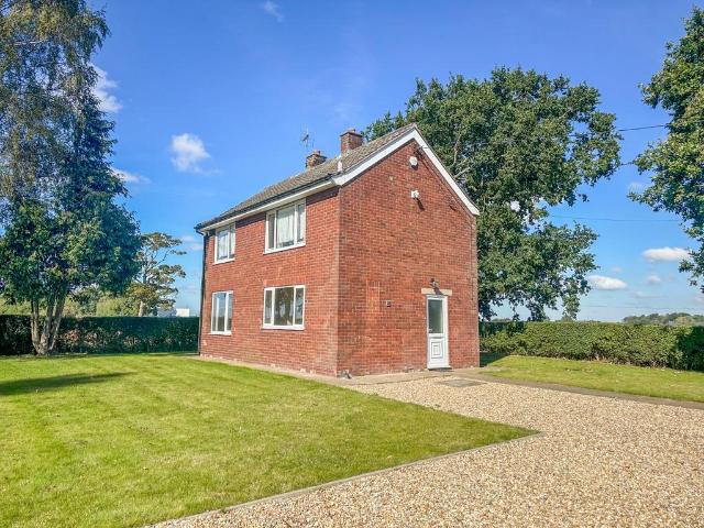 Burringham Road, Scunthorpe, North. 3 bed detached house to rent £900 pcm £208 pw