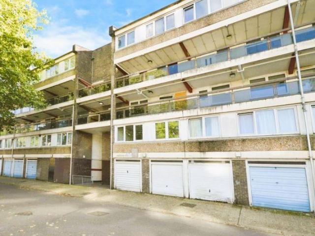 Burritt Road, Kingston Upon Thames 3 bed duplex to rent £2,495 pcm £576 pw