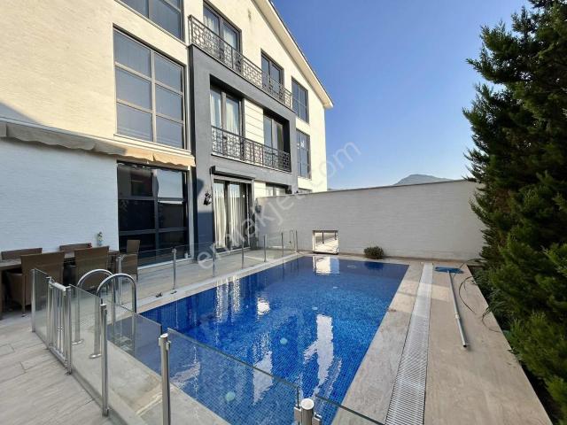 Bursa Demircide 5+2 Havuzlu 3 Katlı Villa