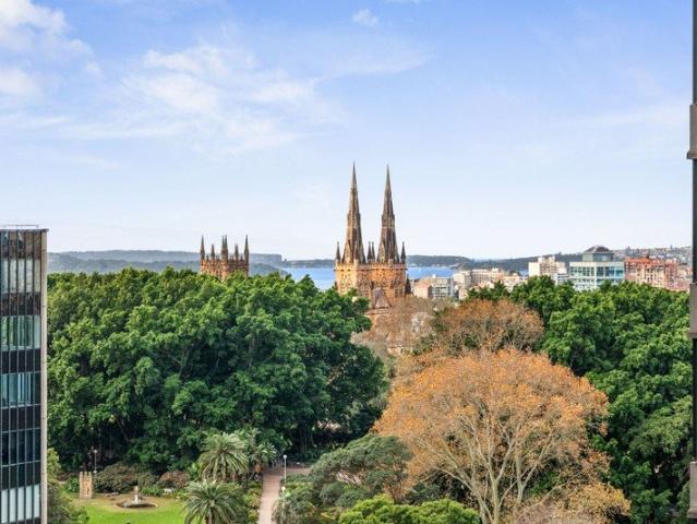 BUSTLING CBD LOCATION, WATER VIEWS OVER HYDE PARK & ST MARYS CATHEDRAL