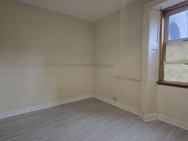 Busby G76, 2 bed flat to rent, £900 pcm | PrimeLocation