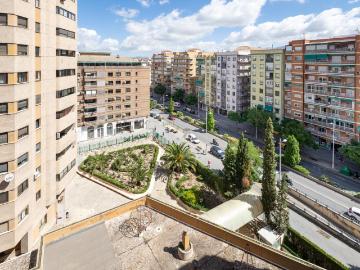 ¿BUSCABA UN PISO AMPLIO, CON PLAZA DE GARAJE, TRASTERO, GRAN SALÓN Y MUCHA LUZ?