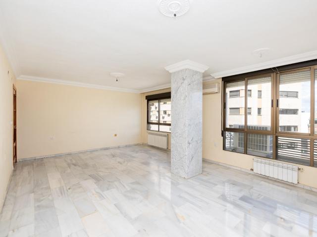 ¿BUSCABA UN PISO AMPLIO, CON PLAZA DE GARAJE, TRASTERO, GRAN SALÓN Y MUCHA LUZ?