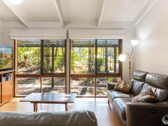 Bush meets Beach Charming Cedar Cottage