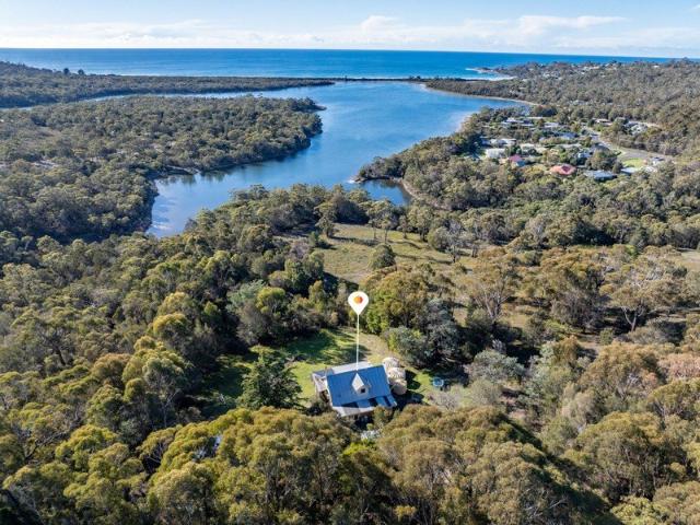 Bush hideaway with coastal views and close to town