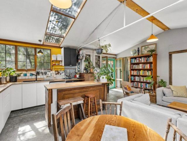 Bush Retreat with Expansive Garden Areas Near Daylesford