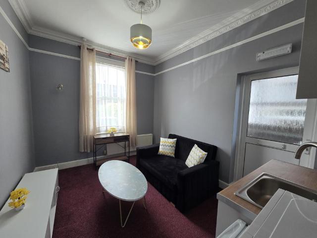 Bushey Grove Road, Bushey Watford WD23 1 bed flat to rent £1,150 pcm £265 pw