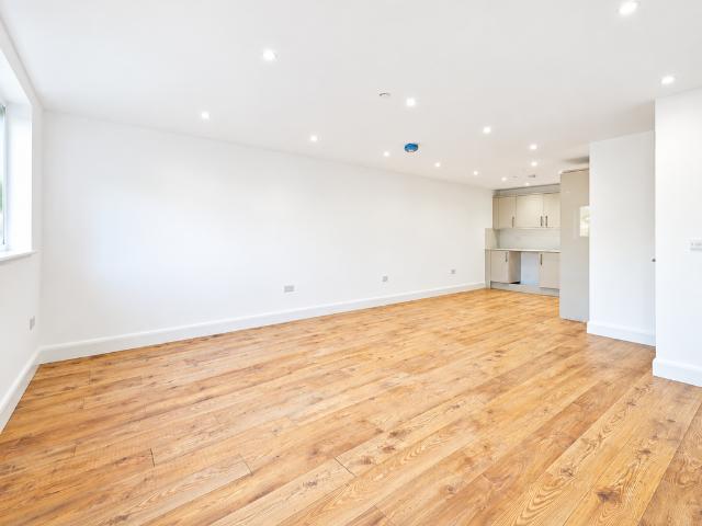 Bushey Grove Road, Bushey, WD23 2 bed flat to rent £2,097 pcm £484 pw