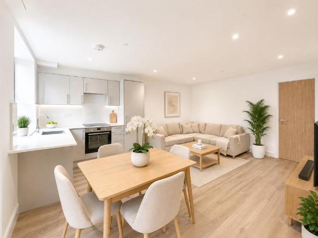 Bushey Grove Road, Bushey, WD23 3 bed flat to rent £2,747 pcm £634 pw