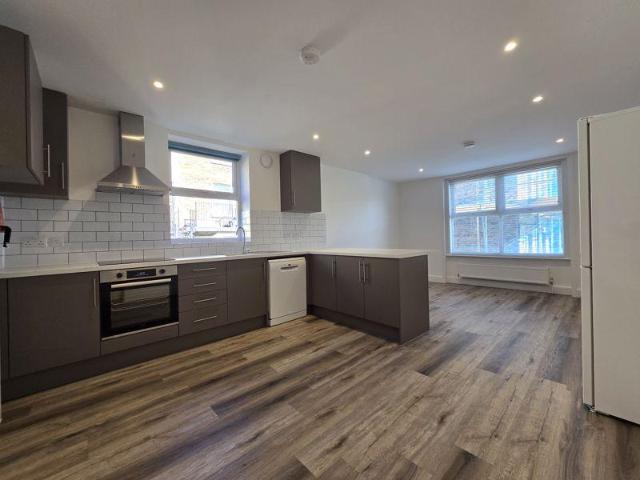 Bushey Hill Road, London 2 bed apartment to rent £2,200 pcm £508 pw