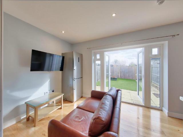 Bushey Road, Wimbledon Chase, SW20 8TE Studio to rent £1,650 pcm £381 pw