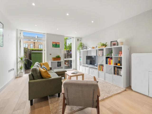Bushey Road, Raynes Park SW20, 2 bed flat to rent, £2,150 pcm | PrimeLocation