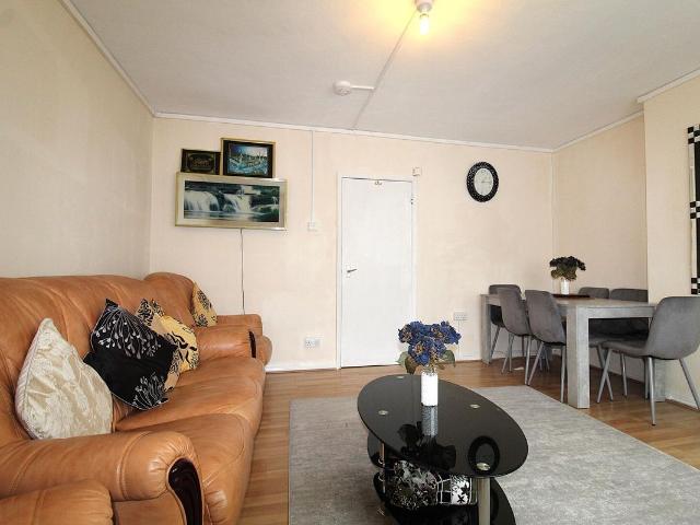 Bushfield Crescent, Edgware HA8, 2 bed flat to rent, £2,000 pcm | PrimeLocation