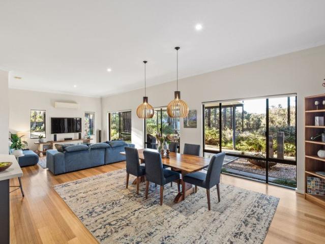 Bushland Haven with Treetop Outlook
