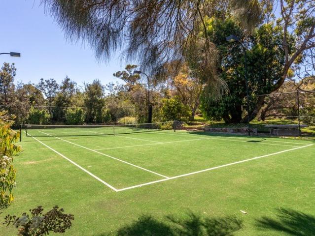 Bushland Hideaway with Tennis Court | Fully Furnished Portsea Rental