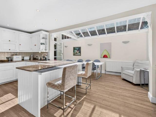 Bushwood Road, Kew, Surrey, TW9 5 bed terraced house to rent £5,000 pcm £1,154 pw