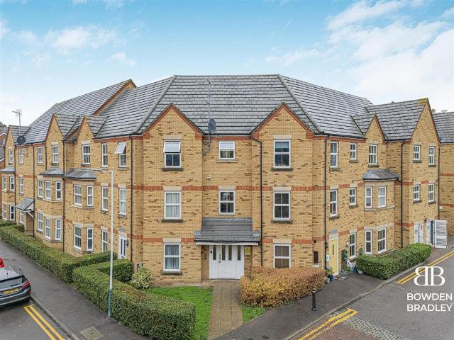 Bushy Close, Green Park Court, RM1 2 bed apartment to rent £1,600 pcm £369 pw