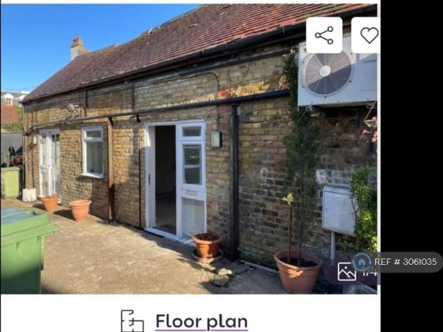 Bushy Park Road, Teddington, TW11 2 bed bungalow to rent £1,750 pcm £404 pw