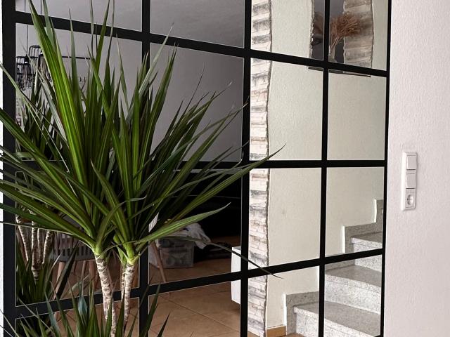 Business Apartment AMAO Stays I 100sqm I center I 3 floors I king size beds I Netflix
