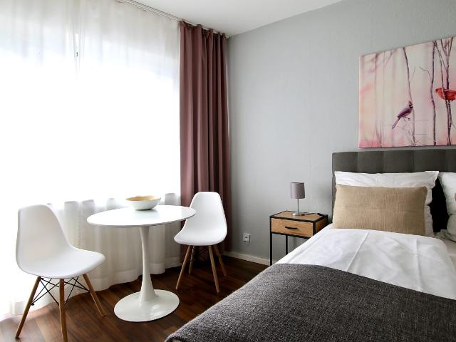 Business people welcome balcony apartment at Barabrossaplatz – euhabitat