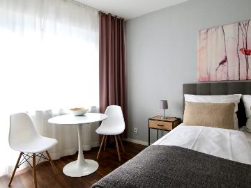 Business people welcome balcony apartment at Barabrossaplatz – euhabitat