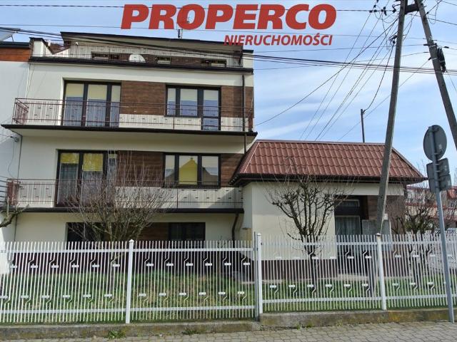 Dom 200m² z garażem, panelami słonecznymi i potencjałem usługowym